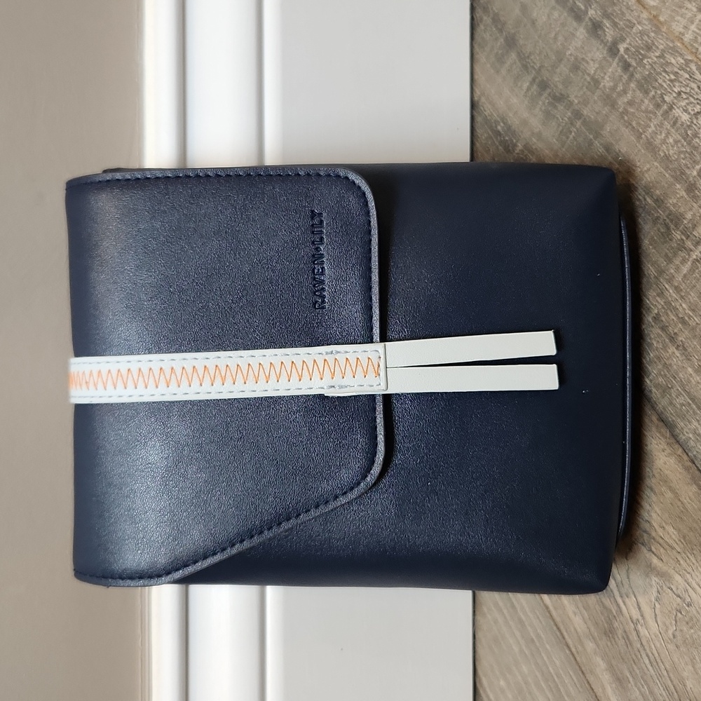 Raven +‎ Lily Navy Blue Leather Travel Kit with Amenities